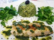 Una foto de salmón a la plancha aguacate