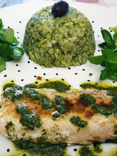 Una foto de Salmón con arroz y aguacate al pesto