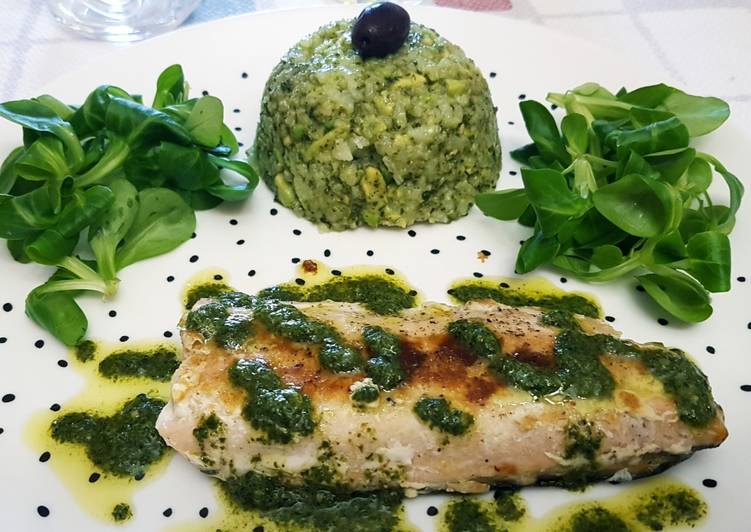 Salmón con arroz y aguacate al pesto