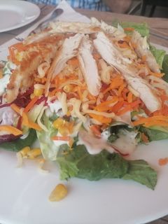 Una foto de Ensalada con salsa yogur