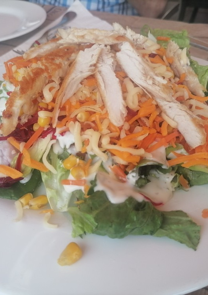 Una foto de Ensalada con salsa yogur
