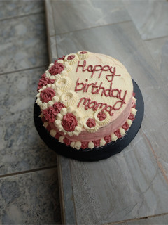 A picture of Buttercream icing.