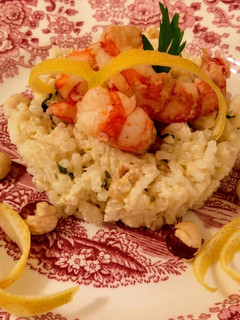 Una foto de Risotto de limón con avellanas y gambones al whisky
