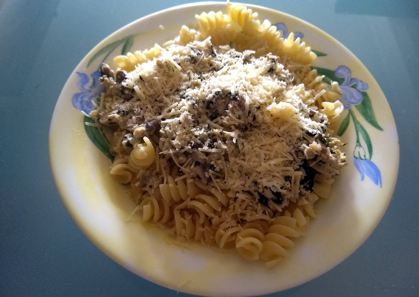 Fusilli en salsa blanca de pollo y champiñones