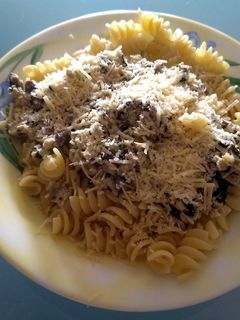 Una foto de Fusilli en salsa blanca de pollo y champiñones