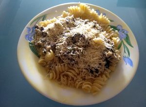 Una foto de Fusilli en salsa blanca de pollo y champiñones