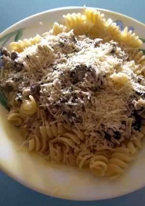 Una foto de Fusilli en salsa blanca de pollo y champiñones