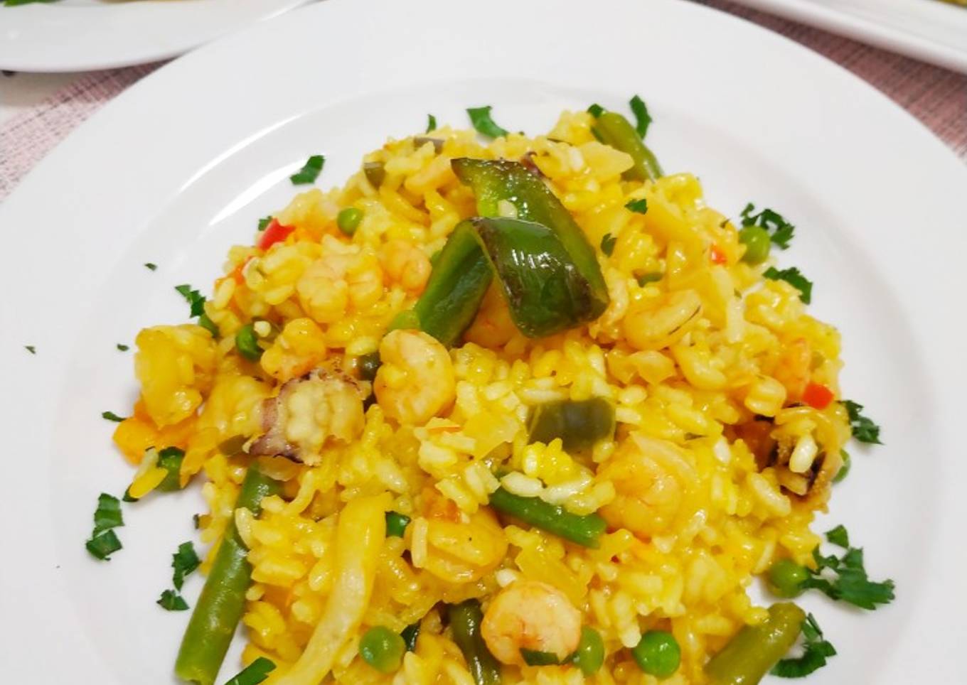 Arroz al azafrán con un toque de vino blanco