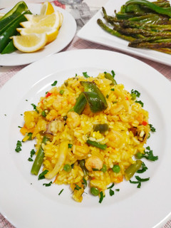 Una foto de Arroz al azafrán con un toque de vino blanco