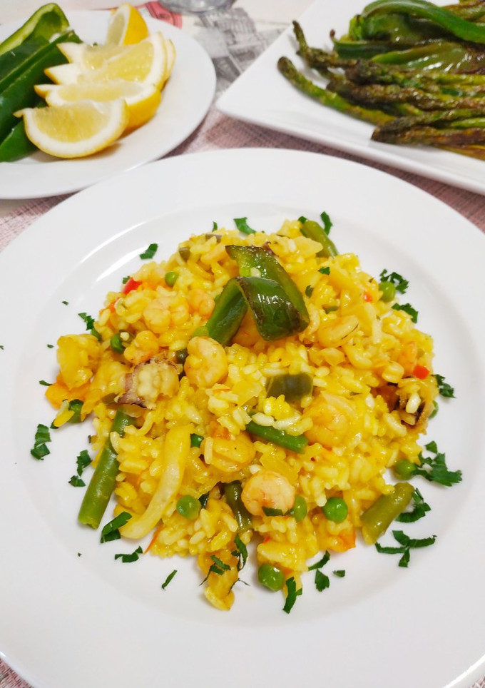 Una foto de Arroz al azafrán con un toque de vino blanco