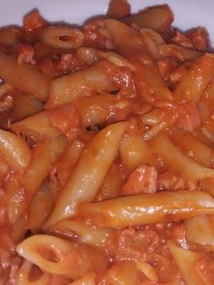 Una foto de Pastas con atún y salchichas