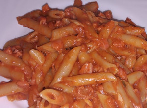 Una foto de Pastas con atún y salchichas
