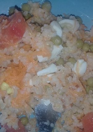 Una foto de Ensalada de arroz integral y verduras