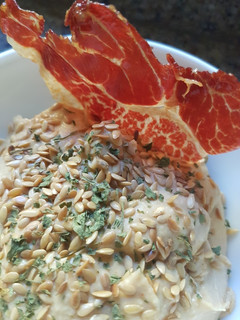 Una foto de Hummus de garbanzo y lino con crujiente de jamón