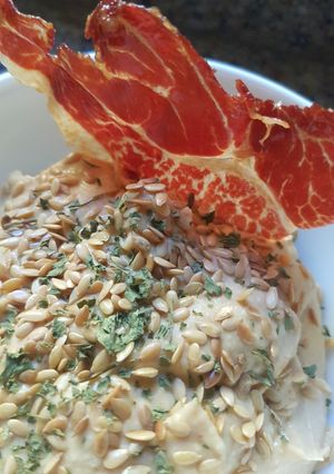 Una foto de Hummus de garbanzo y lino con crujiente de jamón