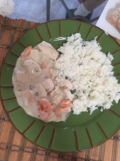 Una foto de Pollo en crema de champiñones