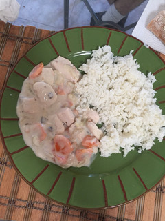 Una foto de Pollo en crema de champiñones