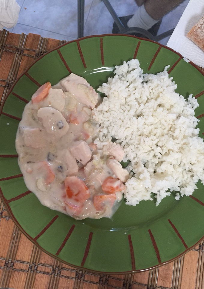 Una foto de Pollo en crema de champiñones