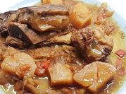 Una foto de costilla yuca cebolla