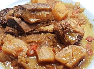 Foto principal de Estofado de Costillas de Ternera con Yuca y Papas en Crock Pot