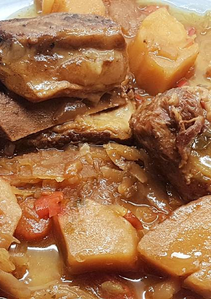 Una foto de Estofado de Costillas de Ternera con Yuca y Papas en Crock Pot