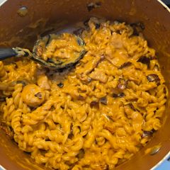A picture of Buffalo Mac and Cheese with Bacon.