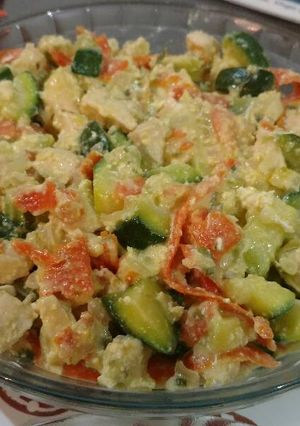 Una foto de Pollo con vegetales