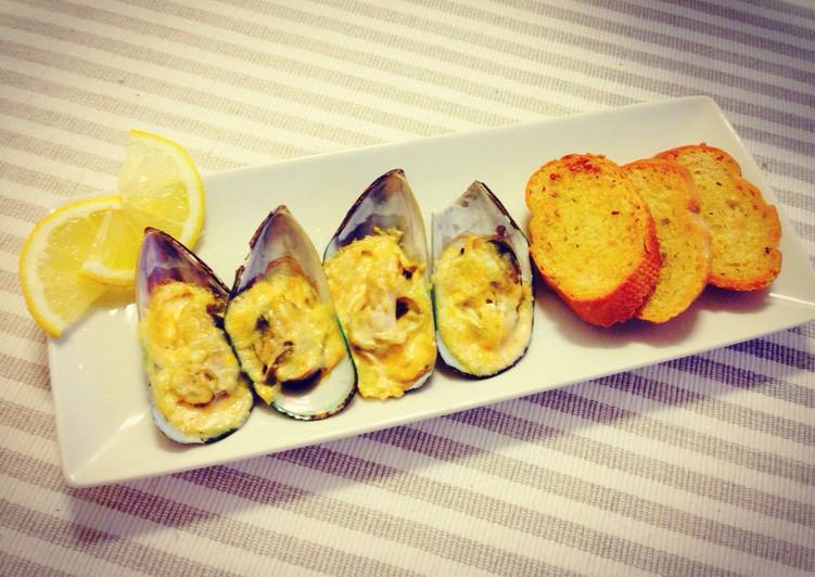 Green mussels with cheese and garlic baguette / kerang hijau keju