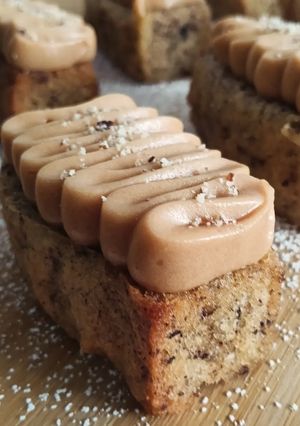 Una foto de Bizcochitos borrachos de avellana con ganache de toffee salado (sin gluten)