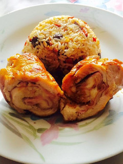 Una foto de Enrollado de pollo con jamón y queso
