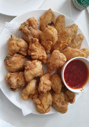 Hình của món Cánh gà chiên giòn KFC và sốt cay kiểu Hàn Quốc.