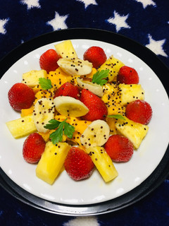 Una foto de Ensalada con Frutas Variadas y con toque de Quinua !!