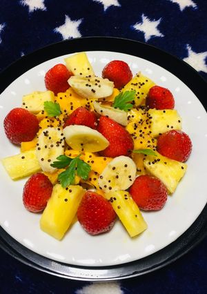 Una foto de Ensalada con Frutas Variadas y con toque de Quinua !!