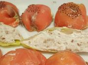 Una foto de salmón ahumado con caviar