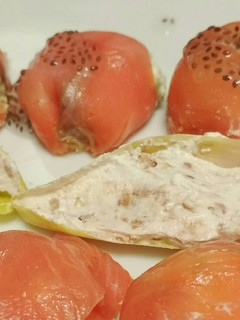 Una foto de Salmón ahumado relleno y falso "caviar"