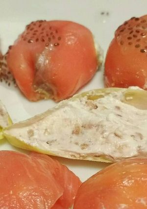 Una foto de Salmón ahumado relleno y falso "caviar"