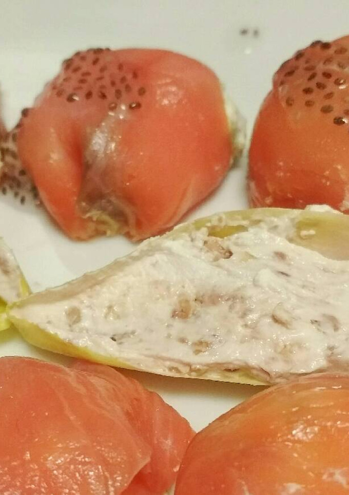 Una foto de Salmón ahumado relleno y falso "caviar"