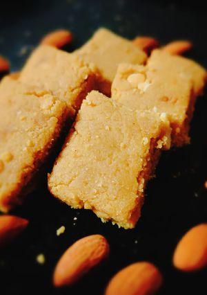 બરફી(Barfi Recipe in Gujarati) રેસીપી મુખ્ય ફોટો