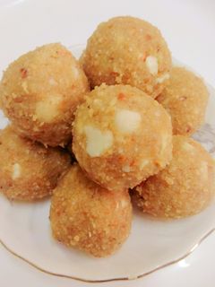 चूरमे के लड्डू (Churma Laddu Recipe in Hindi) रेसिपी मुख्य फोटो