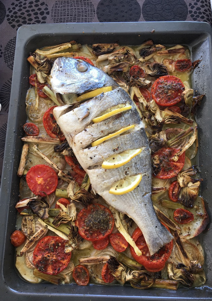 Una foto de Dorada al horno con patatas