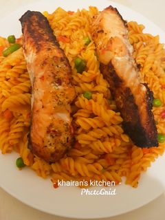 Fusilli and Smocked salmon fish ainihin hoton girkin