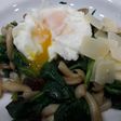 Wok de espinacas y shimeji con huevo poché
