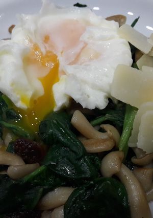 Una foto de Wok de espinacas y shimeji con huevo poché