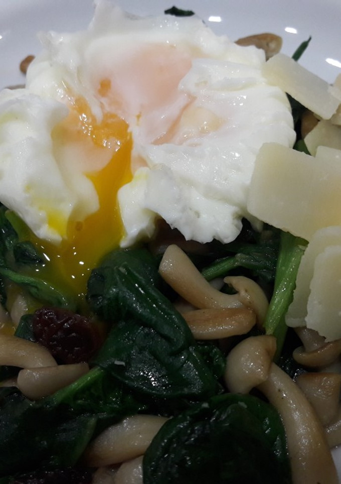 Una foto de Wok de espinacas y shimeji con huevo poché