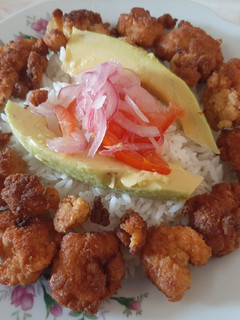 Una foto de Camarones apanados