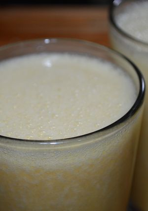 Una foto de Zumo de naranja, plátano y dátiles