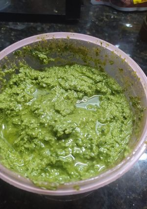 Una foto de Pesto de albahaca