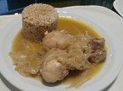 Una foto de pollo a la cerveza olla