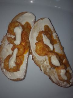 Una foto de Tostadas de langostinos