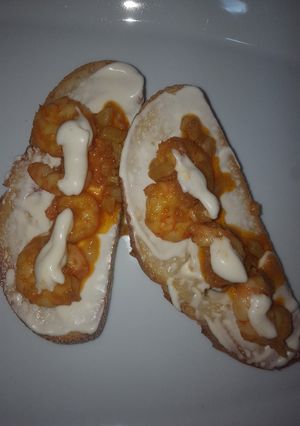 Una foto de Tostadas de langostinos